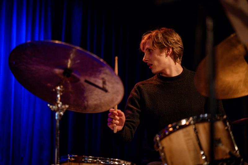 Robbe Broeckx speelt drums
