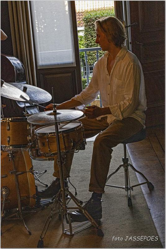Robbe Broeckx speelt drums tijdens Jazzathome 2023