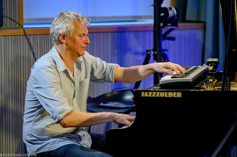 Jozef Dumoulin speelt piano en toetsen tijdens Jazzathome 2023