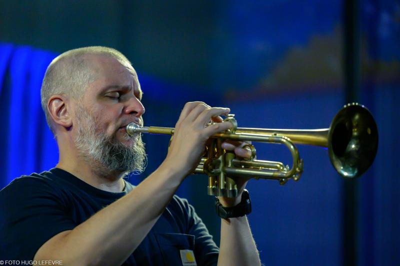 Nate Wooley speelt trompet tijdens Jazzathome 2023