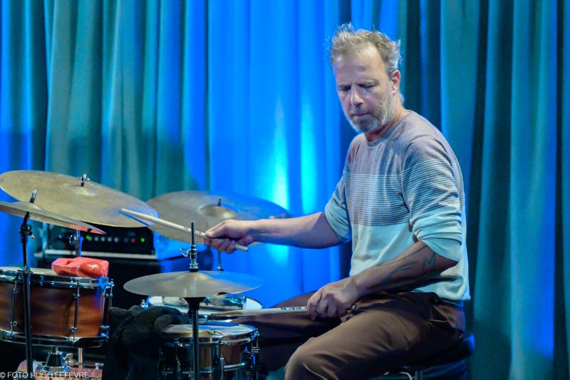 Teun Verbruggen speelt drums tijdens Jazzathome 2023