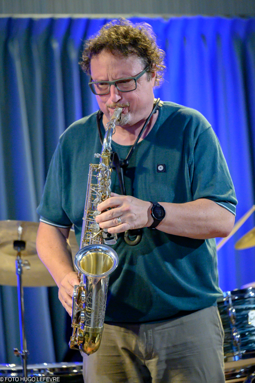 Frank Vaganée speelt sax tijdens Jazzathome 2023