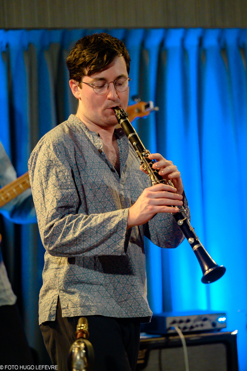 Sam Comerford speelt klarinet tijdens Jazzathome 2023