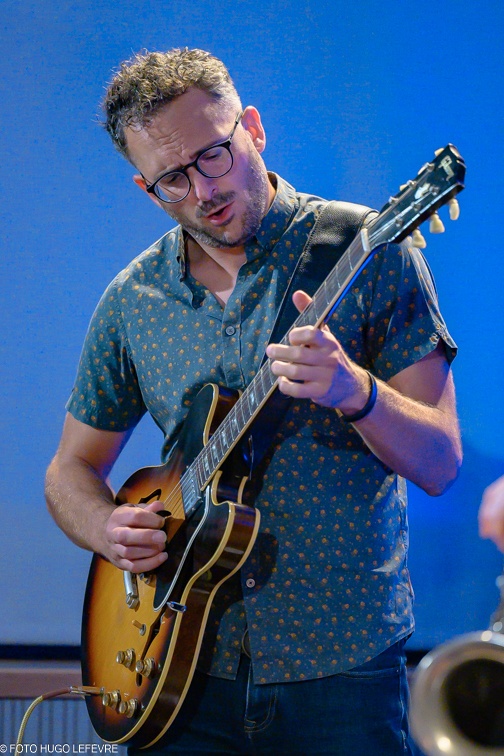 Tim Finoulst speelt gitaar tijdens Jazzathome 2023