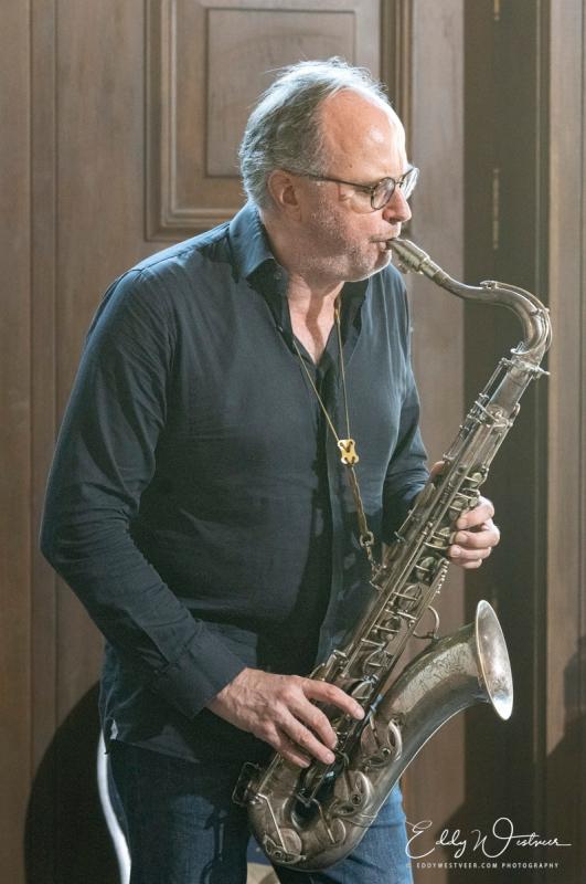 Bart Defoort speelt sax op Jazzathome 2023