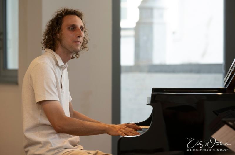 Elias D'hooge speelt piano tijdens Jazzathome 2023