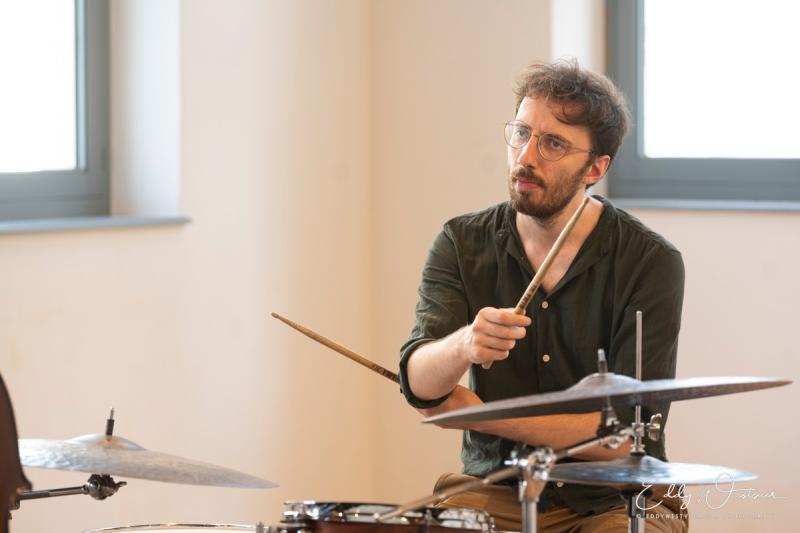 Tom Peeters aan de drums tijdens Jazzathome 2023