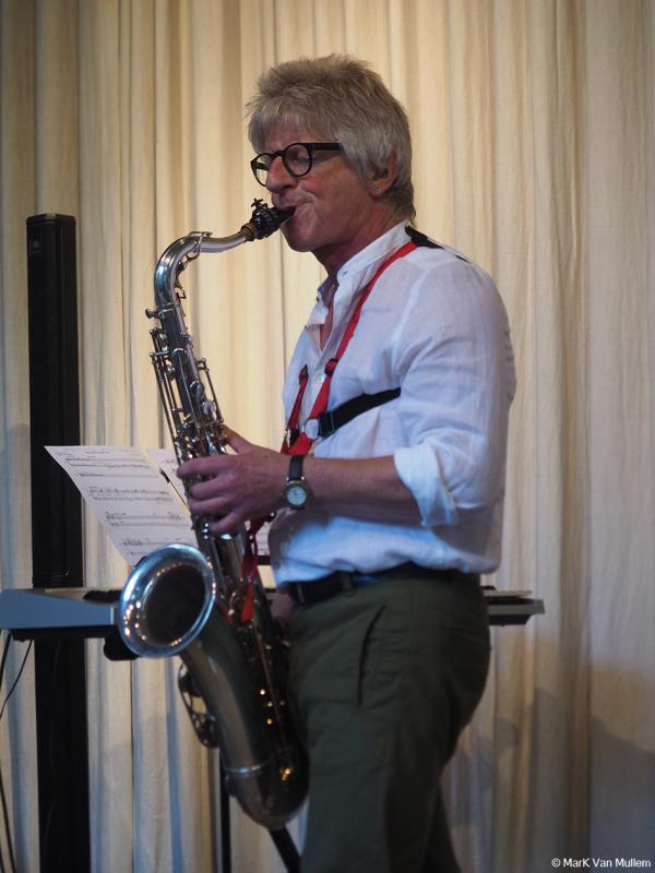 Frank Debruyne speelt sax tijdens Jazzathome 2023