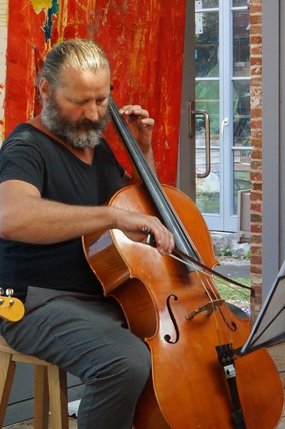 Lode Vercampt speelt cello tijdens Jazzathome 2023