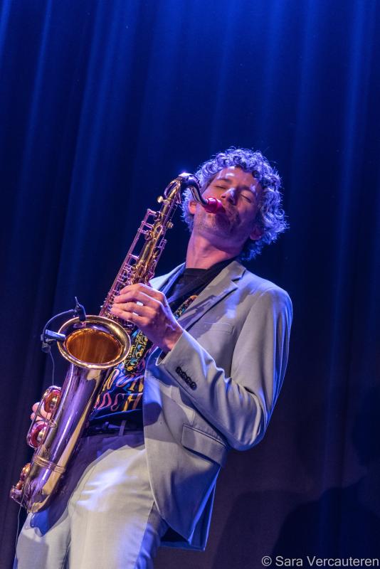 Jeroen Henstra speelt sax