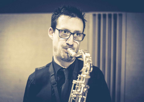 Wim Timperman speelt sax