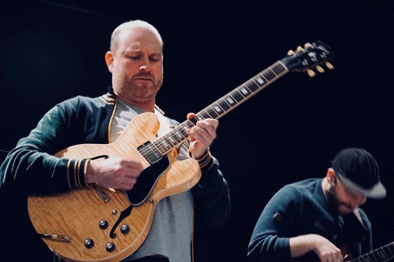 Thomas decock speelt elektrische gitaar