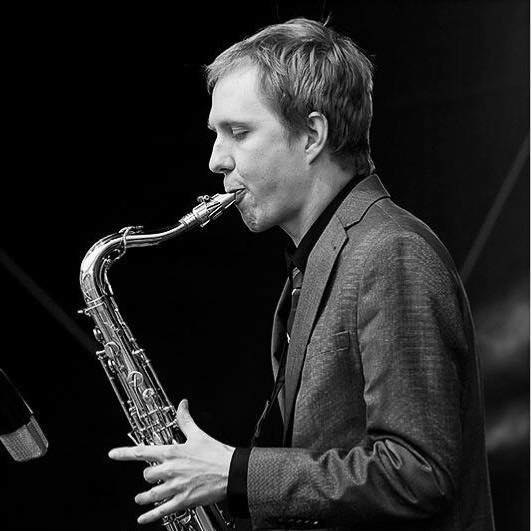 Alec Lagrange speelt sax