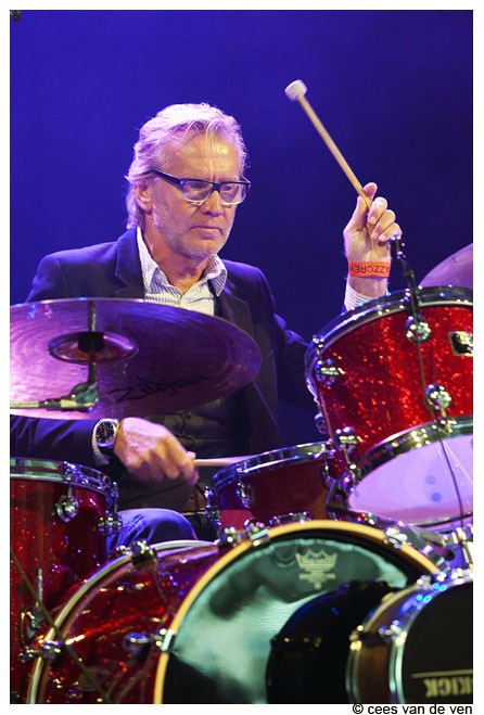 Tony Gyselinck speelt drums