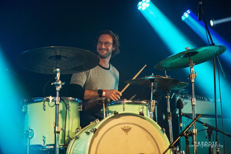 Pieter Vandergooten speelt drums