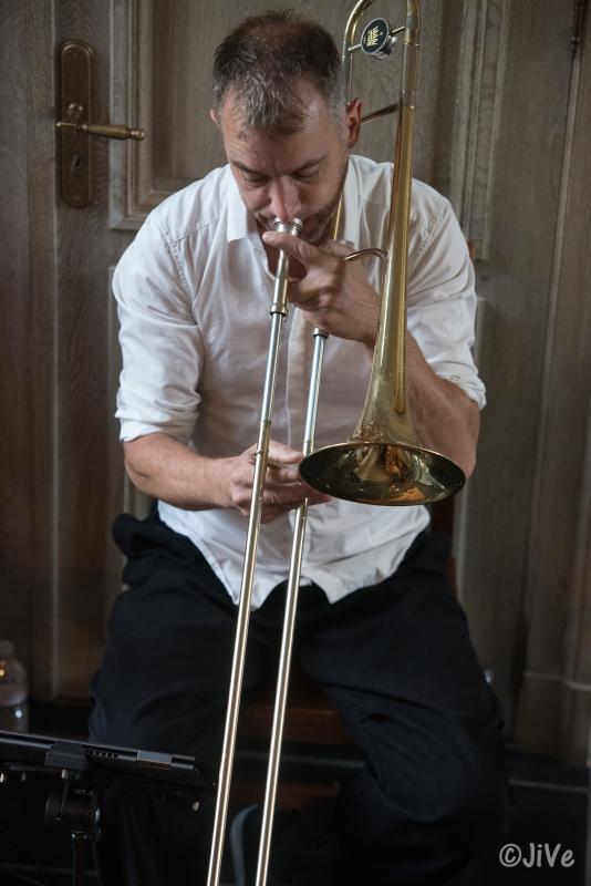 Manten Van Gils speelt schuiftrombone tijdens Jazzathome 2024