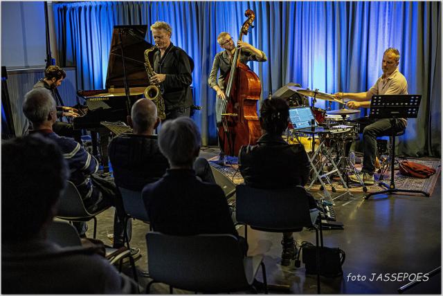 publiek en Toine Thys Orlando tijdens Jazzathome 2024