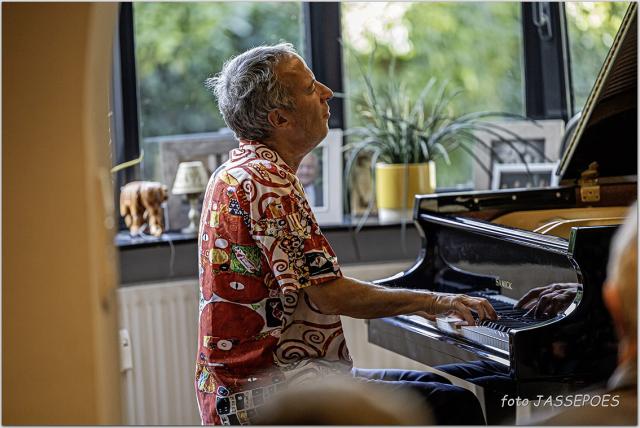 Ivan Paduart speelt piano tijdens Jazzathome 2024