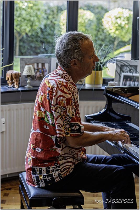 Ivan Paduart speelt piano tijdens Jazzathome 2024