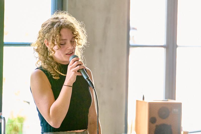 Anaïs Vijgen zingt tijdens Jazzathome 2024