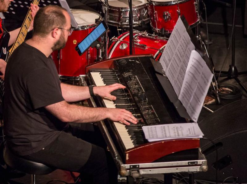 Jonas Desmet speelt op toetsen