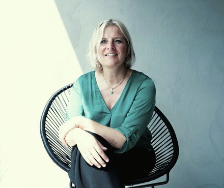Ingrid Weetjens poseert in stoel