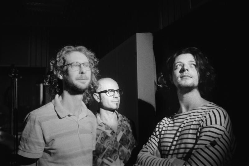 Jordi Grognard Trio geposeerd zwart wit