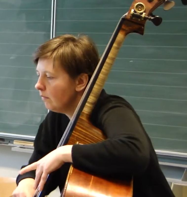 Leen Van Reyn speelt contrabas