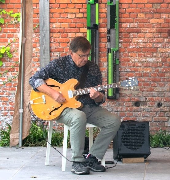 gitarist Jacques Pritton tijdens Jazzathome 2025