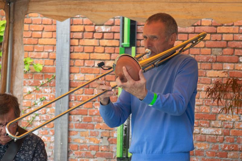 Phil Abraham speelt trombone met demper op Jazzathome 2025