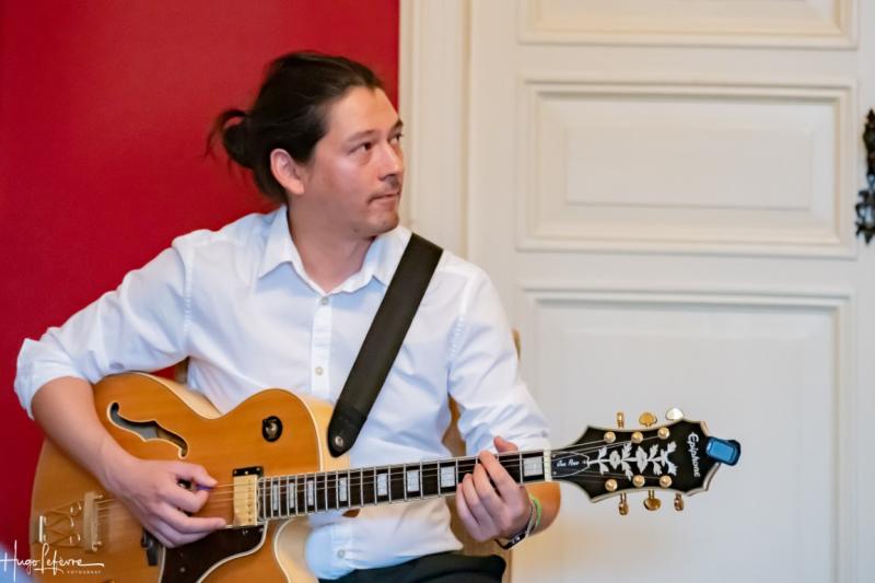 gitarist Lee Lebens tijdens Jazzathome 2025