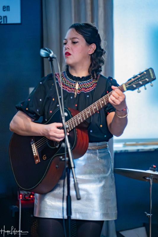 Iris Romen speelt gitaar tijdens Jazzathome 2025