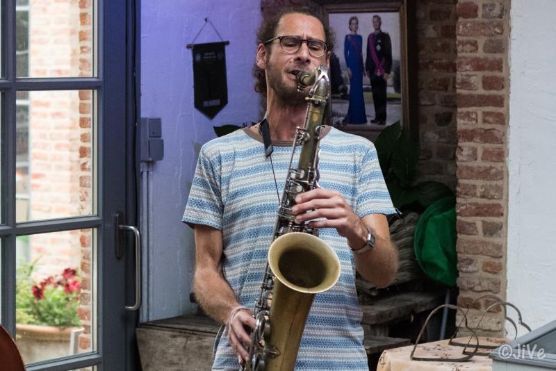 Jordi Grognard speelt sax tijdens Jazzathome 2025