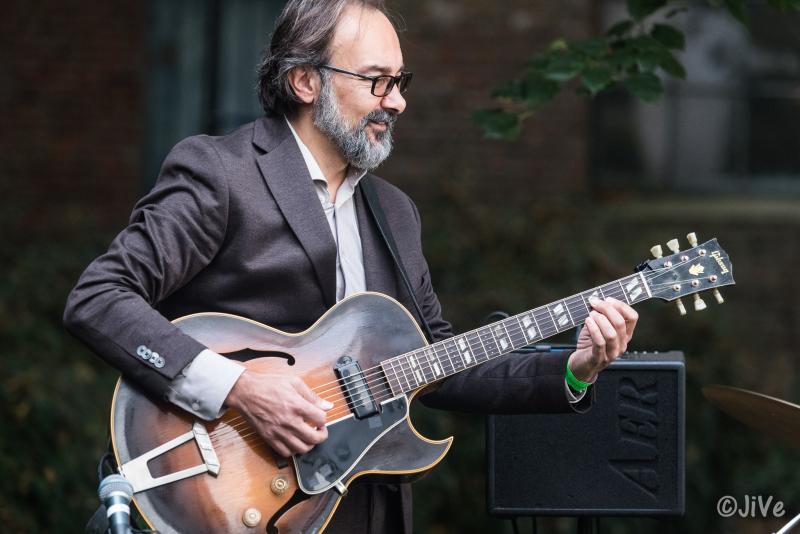Ramsy Irani speelt gitaar tijdens Jazzathome 2025