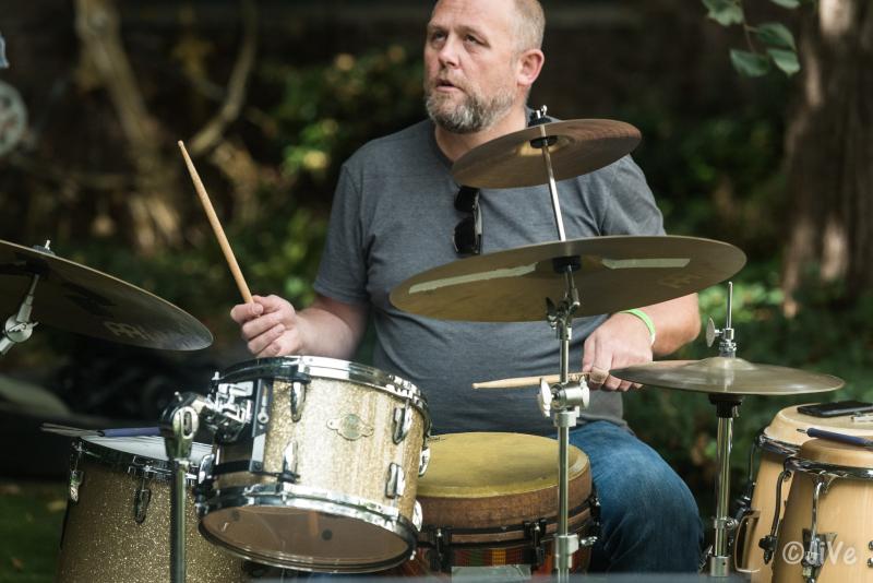 Chryster Aerts speelt drums tijdens Jazzathome 2025