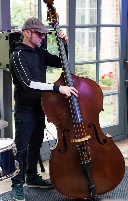 bassist Manolo Cabras tijdens Jazzathome 2025