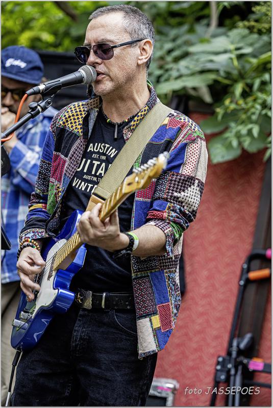 Bart Cocquyt speelt gitaar tijdens Jazzathome 2025