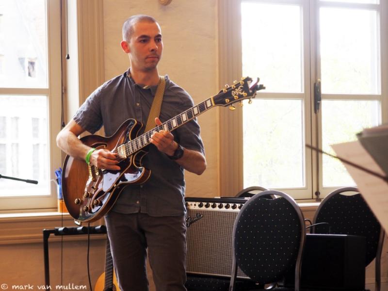 gitarist Casimir Ostyn tijdens Jazzathome 2025