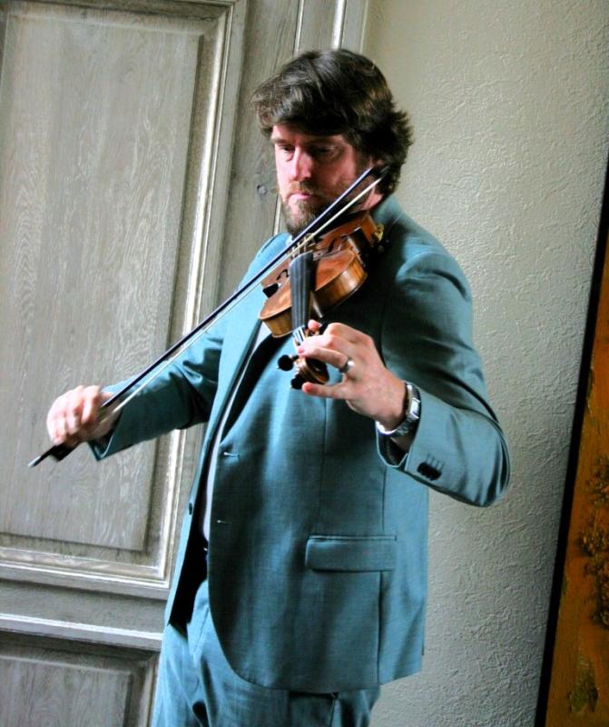 Kevin Van Staeyen speelt viool tijdens Jazzathome 2025