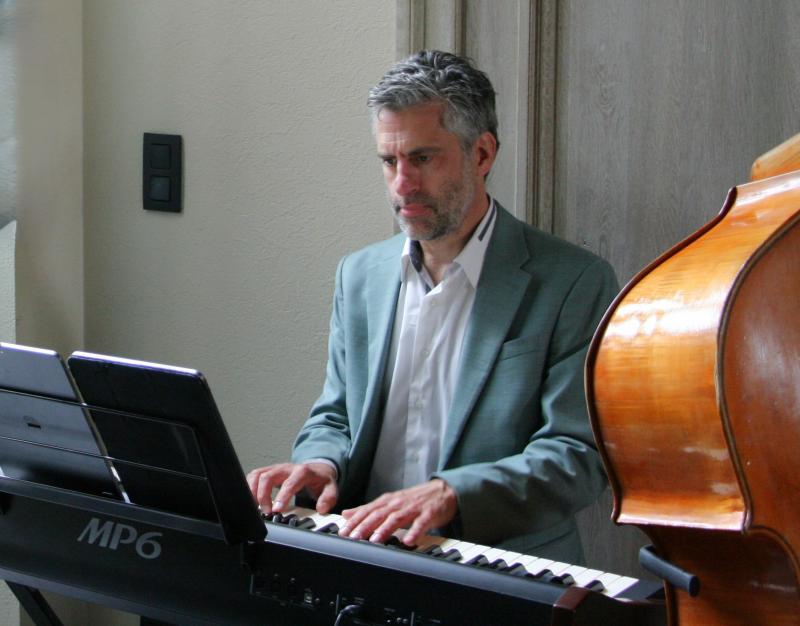 Ruben Appermont speelt iano tijdens Jazzathome 2025