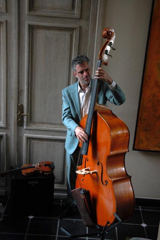 Ruben Appermont speelt contrabas tijdens Jazzathome 2025