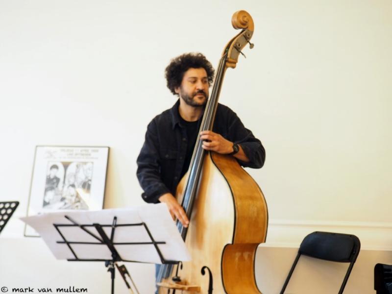 bassist Sophian Bourire tijdens Jazzathome 2025