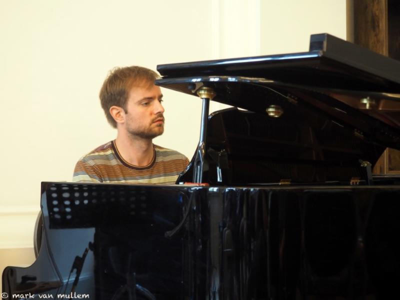 Tim Eysackers speelt piano tijdens Jazzathome 2025