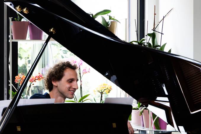 Elias D'hooge speelt piano tijdens Jazzathome 2025