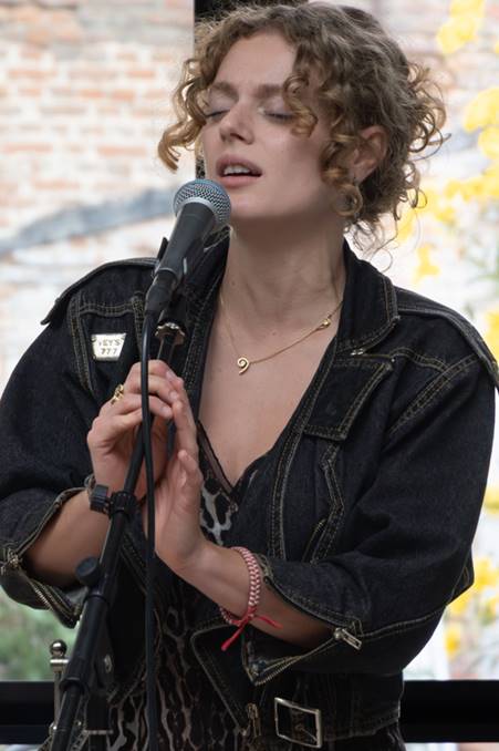 Anaïs Vijgen zingt tijdens Jazzathome 2025