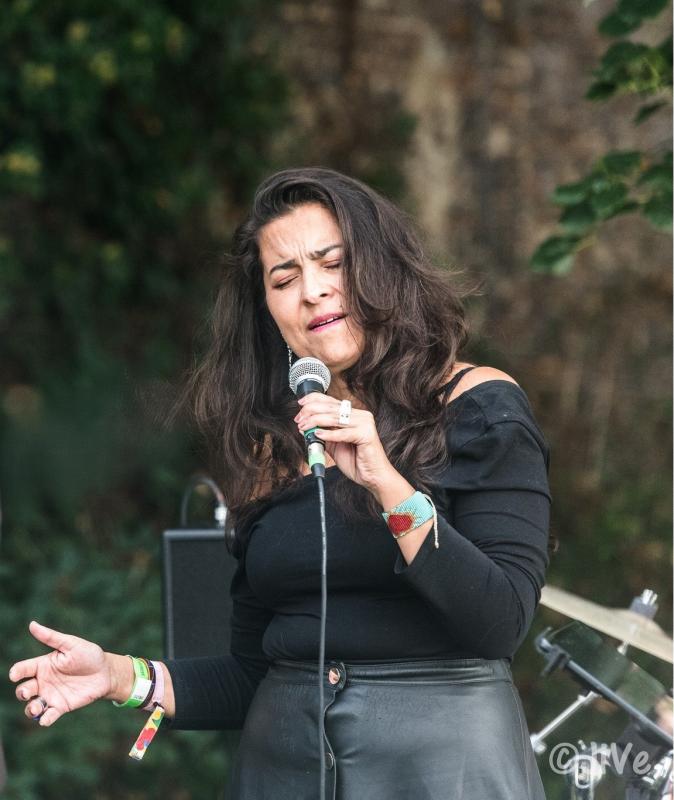 zangeres Paola Marquez tijdens Jazzathome 2025