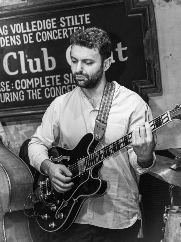 Artan Buleshkaj speelt gitaar