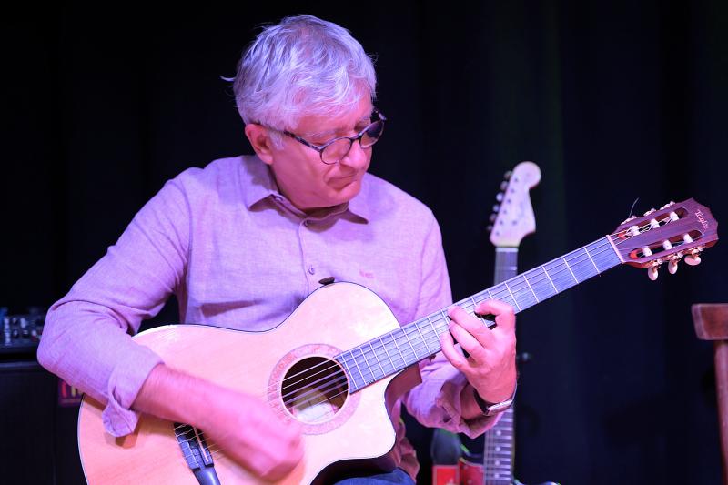 Ivanis Ialiprete speelt gitaar