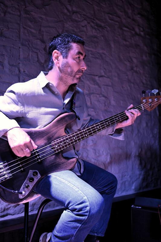 Philippe Curatolo speelt elektrsiche bas