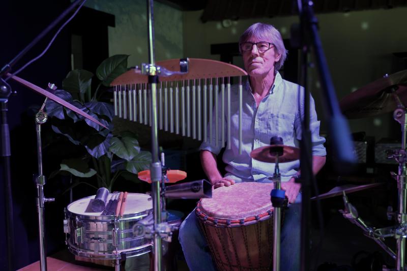 Saïd Arib speelt percussie